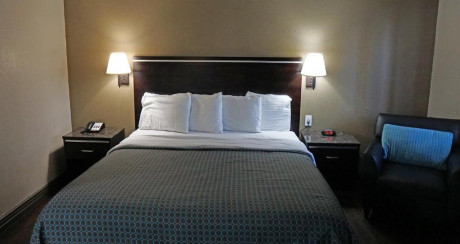 Hawthorne Plaza Inn - Guestroom